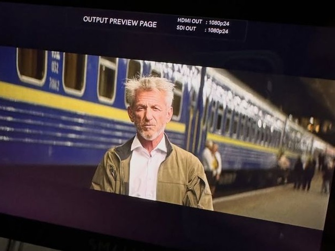 Шону Пенну в Україні вручили «Оскар» із сталі пошкодженого вагона