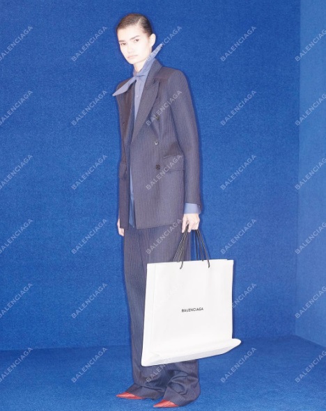 Balenciaga випустили "картонну" сумку
