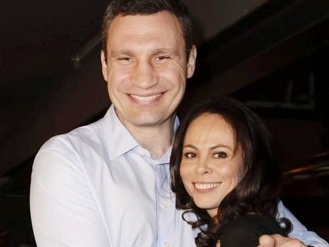 Ексдружина Кличка показала фото з випускного у Лондоні їхнього старшого сина