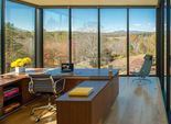 Домашний кабинет с красивым видом из окна