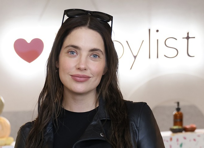 Зірка «Милих ошуканок» Ешлі Бенсон вперше показала обличчя первістка