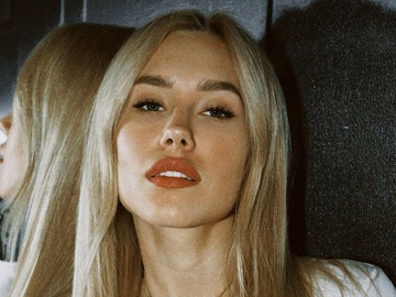 Квіткова влаштувала в ліфті фотосет у бюстгальтері та запропонувала вибрати поверх