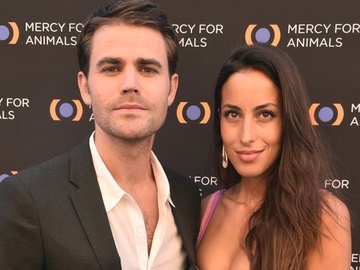 Інес Де Рамон офіційно розлучилася з чоловіком після року роману з Бредом Пітом