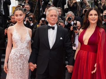 Зета-Джонс та Дуглас показали фото дочки з нагоди її 23-річчя