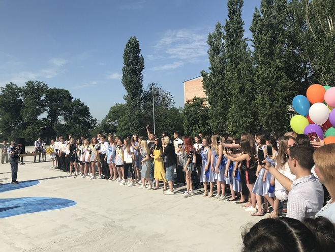 Актеры сериала "Школа" сделали сюрприз выпускникам в Николаеве