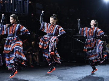 Дикие танцы на модном шоу KENZO x H&M