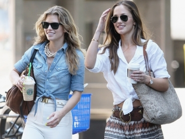 Минка Келли с подругой