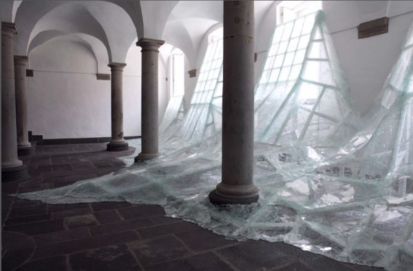 "Стеклянная волна" - инсталляция от Baptiste Debombourg 