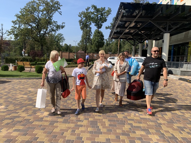 Учасники "Дизель Студіо" забирають дружину Єгора Крутоголова Катю з пологового будинку