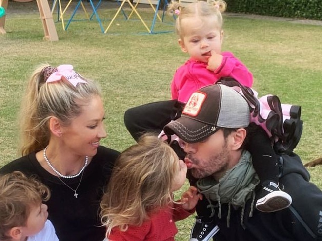 Вагітна Курнікова поділилася рідкісним фото з трьома дітьми від Іглесіаса