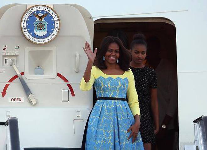 Образ дня: Мішель Обама прилетіла до Лондона в жовто-блакитній сукні
