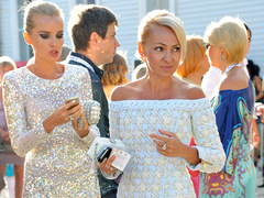 Яна Рудковская в патриотическом наряде