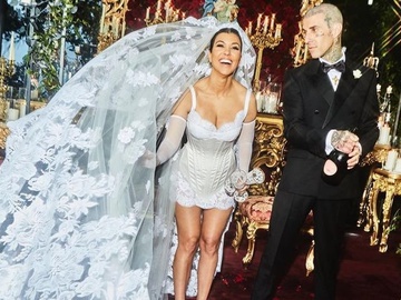 Кортні Кардаш'ян зізналася, чому одягла мінісукню на весілля з Тревісом Баркером