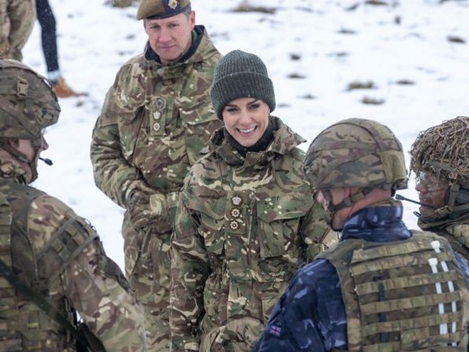 Кейт Міддлтон у камуфляжі зустрілася з ірландськими військовими, які допомагають ЗСУ з розмінуванням