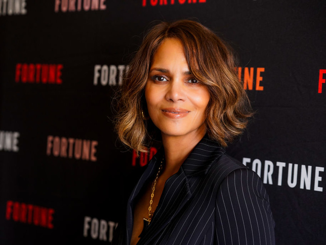 59-річна Геллі Беррі снялася в золотистому бікіні на побережжі