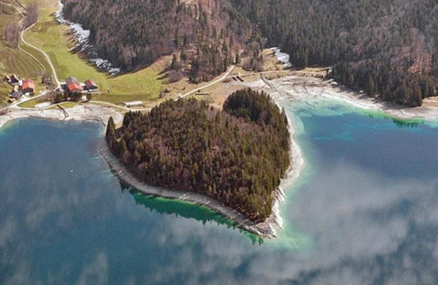 Самые романтические места планеты в виде сердца: Полуостров на озере Вальхен в Баварских Альпах