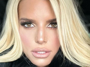 Джессіка Сімпсон показала своє обличчя, коли в неї на стоянці просять автограф Брітні Спірс