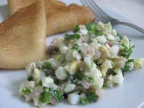Рецепт салата из зеленого лука с яйцом
