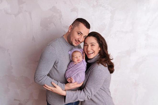 Наталка Карпа з чоловіком і дочкою