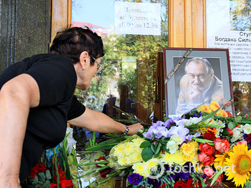 Покладання квітів біля портрета Богдана Ступки