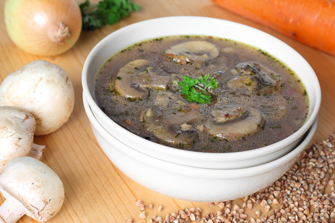 Гречаний суп з грибами: рецепт