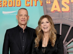 Том Генкс запостив селфі з дружиною з нагоди 37-річчя їхнього шлюбу