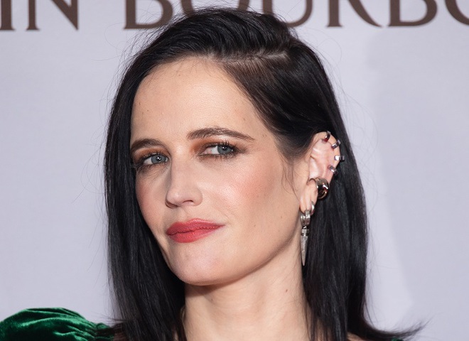 «Дівчина Бонда» Єва Грін нагадала світові про війну в Україні, знявшись у хустці UNITED24 та OLIZ