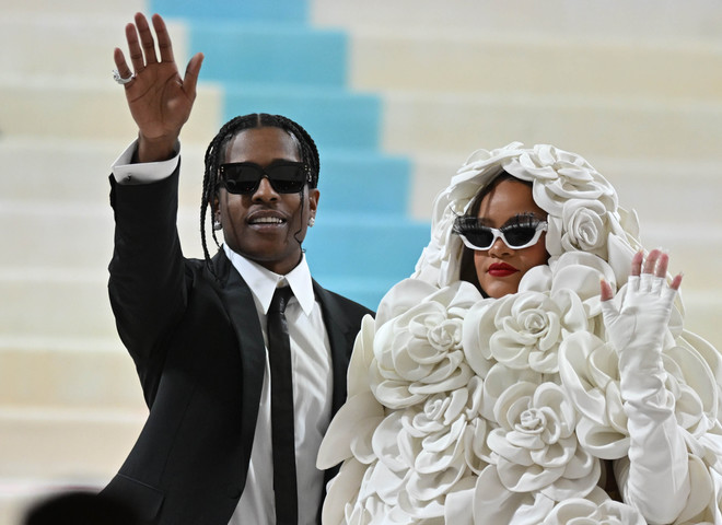 Коханого Ріанни звинуватили у підтримці РФ у війні через кулон з літерою «Z» та танками