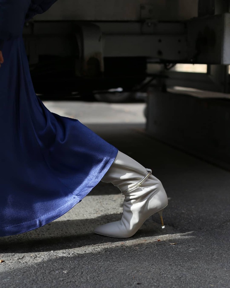 Насичений синій — універсальні кольори в гардеробі 2021