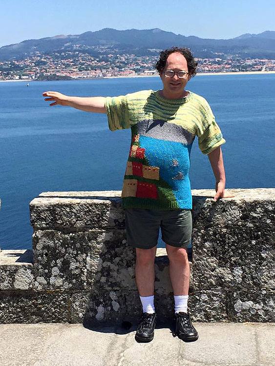 Зв'язав і сфоткався: турист фотографується на тлі визначних пам'яток зі своїх светрів