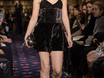 Лотти Мосс дебютировала на Парижской неделе моды