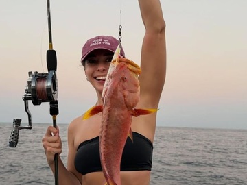 З келихом ігристого та вудкою: Неплях показала, як рибалить на Мальдівах