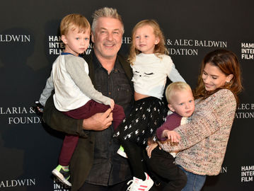 Алек Болдуин с семьёй
