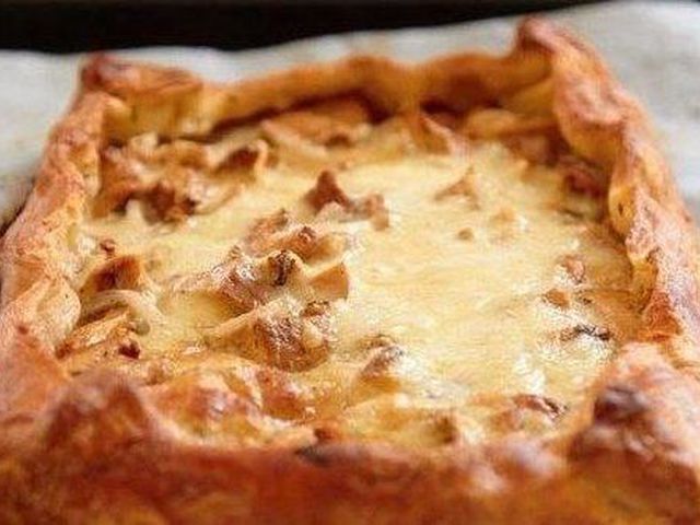 Пирог с грибами, сметаной и сыром