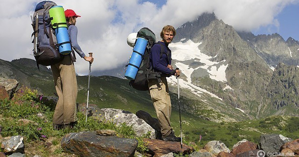 Гора оптимистов. Туристы в горах. Путешественник в горах. Рюкзак для похода. Турист с рюкзаком.