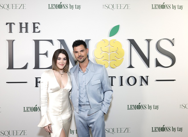 Зірка «Сутінок» Тейлор Лотнер відсвяткував першу річницю весілля з дружиною-тезкою