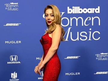 Тіна Кароль сіла на шпагат під час концерту у Барселоні — відео