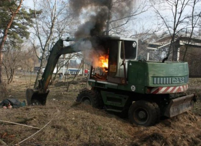 На будові в лісі спалили ескаватор 