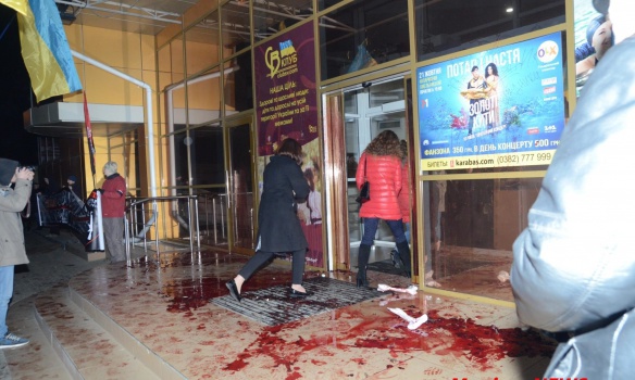 Офіційно: в Хмельницькому протестувальники зірвали концерт Потапа і Насті