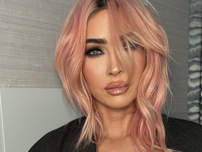 Меґан Фокс у ковбойських ботфортах і зі шнурованим декольте нагадала публіці MGK