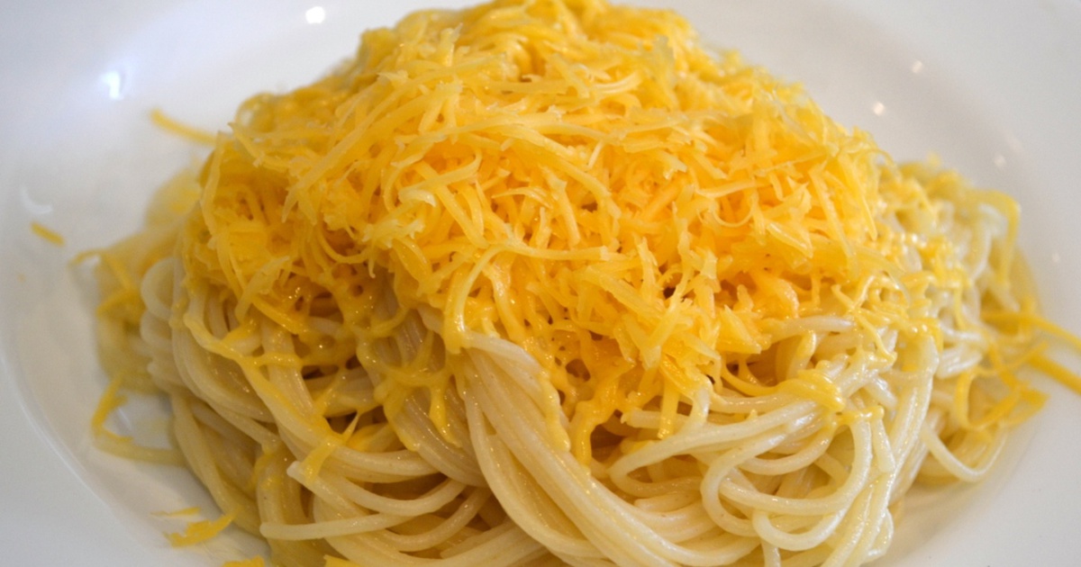 Приготовление лапши с сыром. Лапша с сыром. Макароны с тертым сыром. Спагетти с пармезаном. Спагетти с сыром.