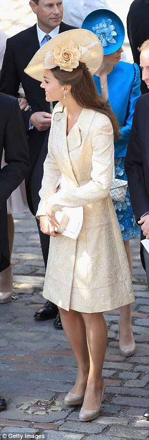 Кейт Миддлтон в одинаковом платье-пальто: 2011