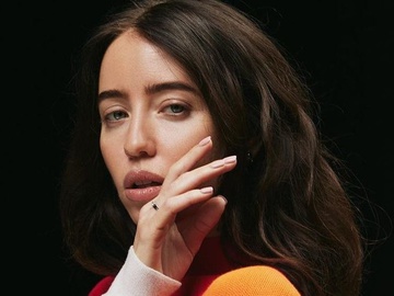 Дорофєєву в приталеній сукні з вирізами засипали вподобайками публічні персони