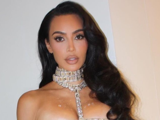 Кім Кардаш'ян блиснула в сукні з глибоким декольте та хрестами