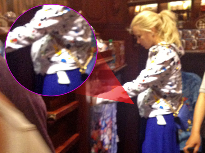 Мика Ньютон беременна