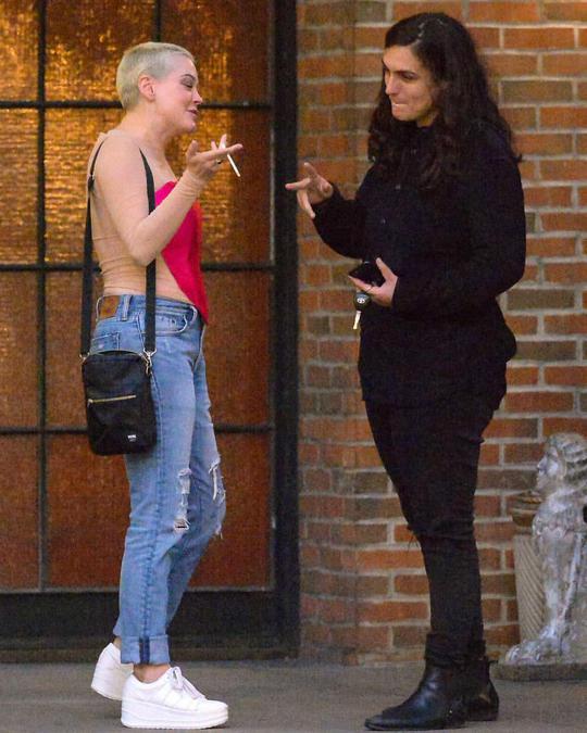 Роуз МакГоуэн на свидании с девушкой