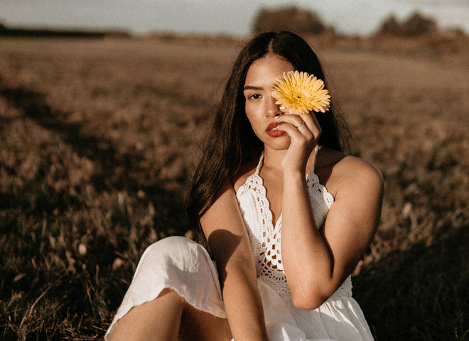 дівчина з квітами