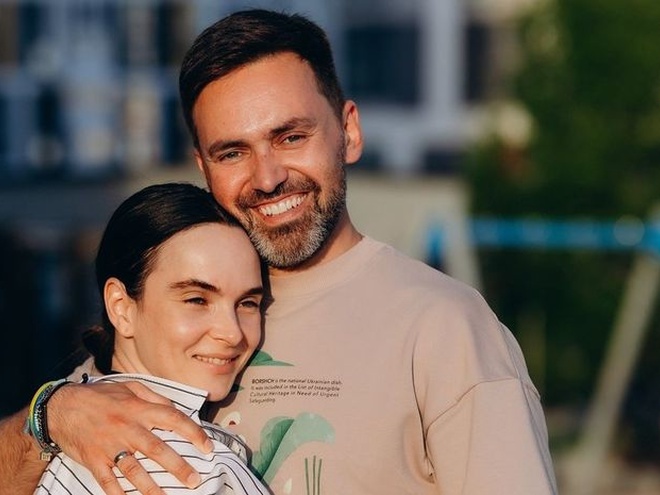 «Різна, але однаково кохана»: Мірошниченко привітав дружину із 37-річчям