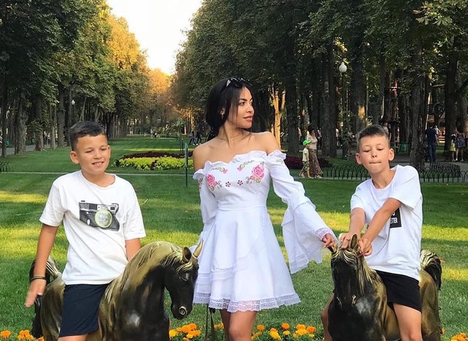 Поліна Ололо з синами