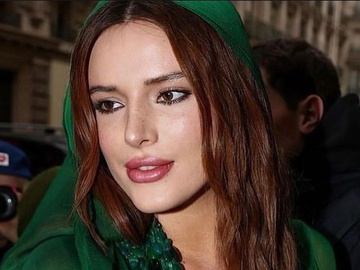 Белла Торн назвала улюблений колір, показавшись у сукні з декольте до живота